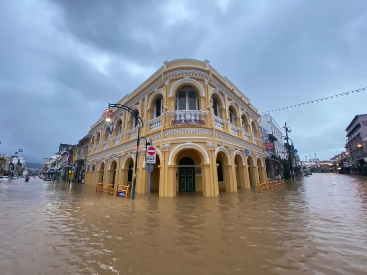 “ภูเก็ต” อ่วมทั้งเมือง หลังฝนตกหนักตั้งแต่ดึกยันเช้า