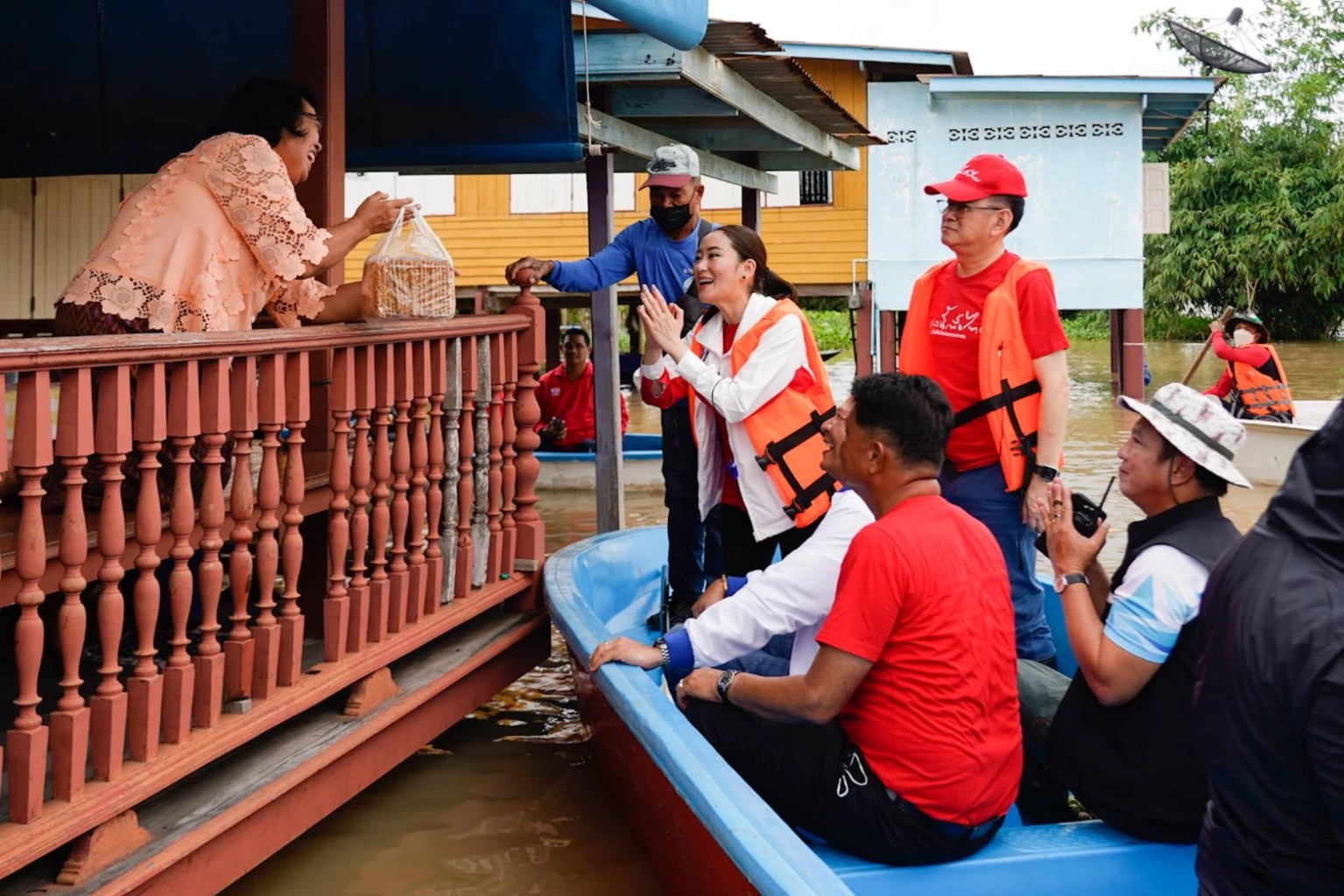 “อุ๊งอิ๊ง” ให้กำลังใจชาว “อยุธยา” หลังน้ำท่วมนาน 3 เดือน