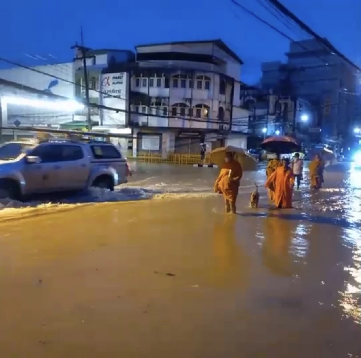 “ภูเก็ต” อ่วมทั้งเมือง หลังฝนตกหนักตั้งแต่ดึกยันเช้า