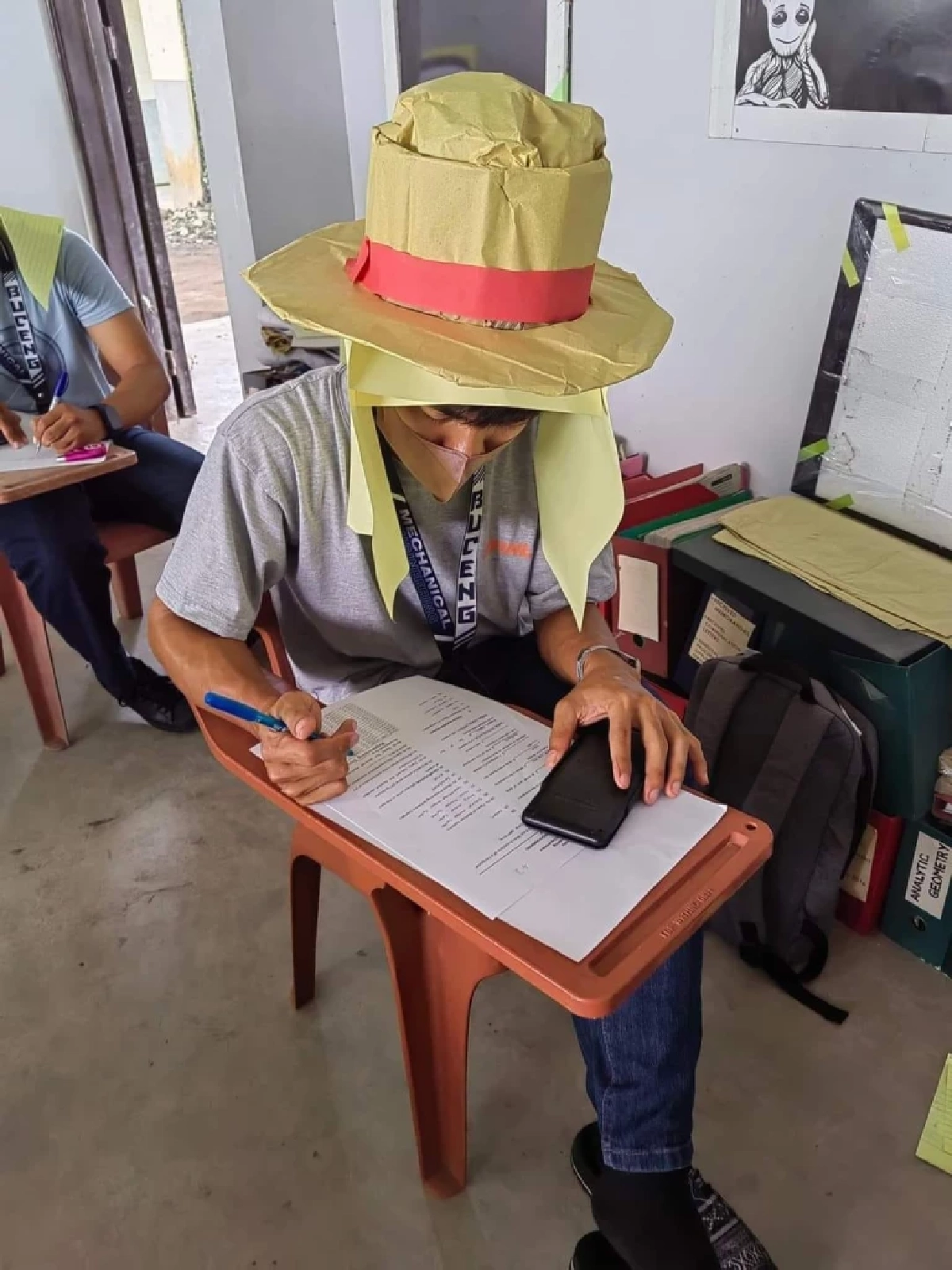  ไวรัล หมวกกันลอกข้อสอบนศ.ฟิลิปปินส์