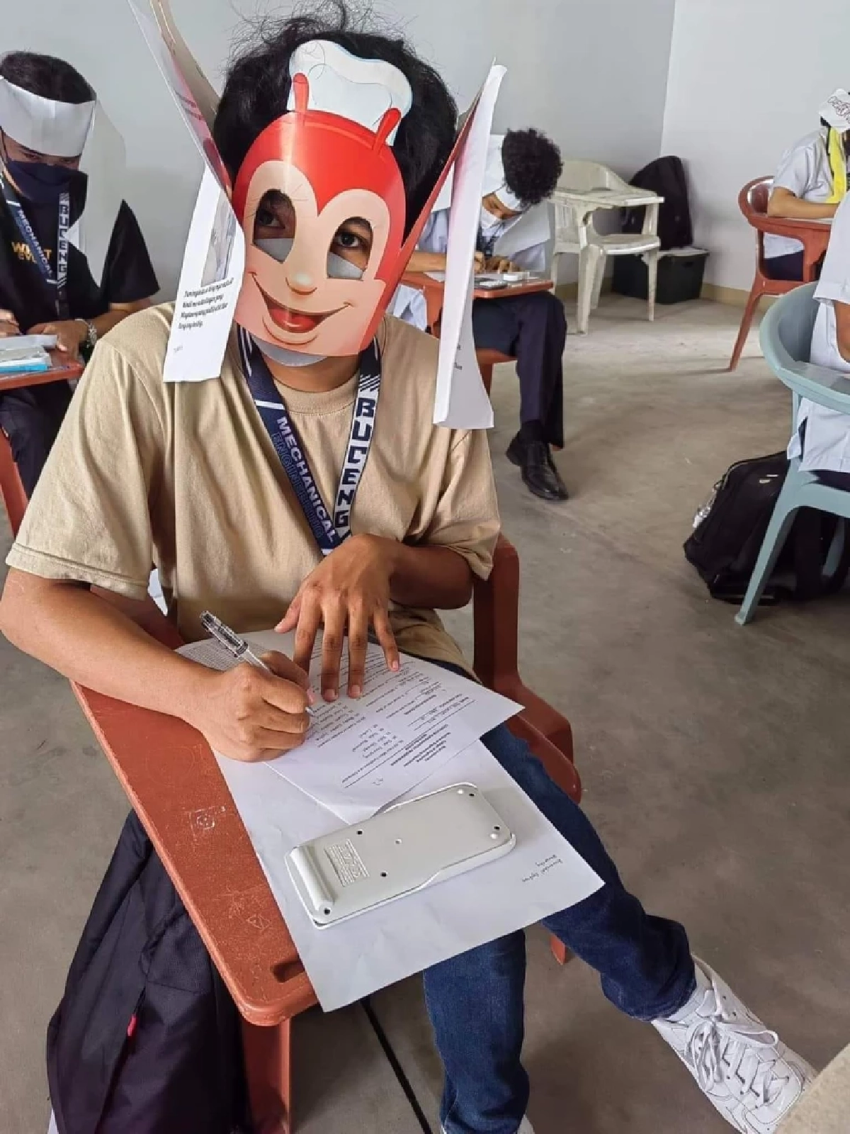  ไวรัล หมวกกันลอกข้อสอบนศ.ฟิลิปปินส์