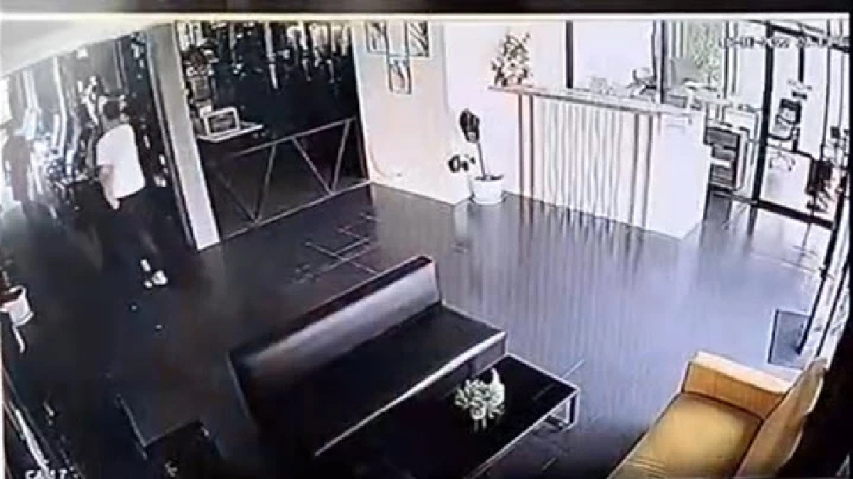 &quot;แก๊งหนี้นอกระบบ&quot; เหิม ควงปืน บุกพูลวิลล่าตบหัวเหยื่อ เจ็บ 5  ลั่นไม่กลัวตร.