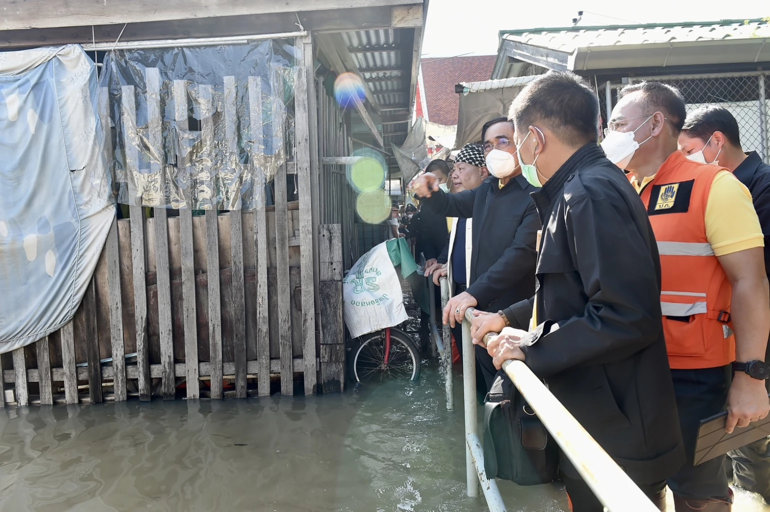 นายกรัฐมนตรีลงพื้นที่ชุมชนวัดแสงสิริธรรม