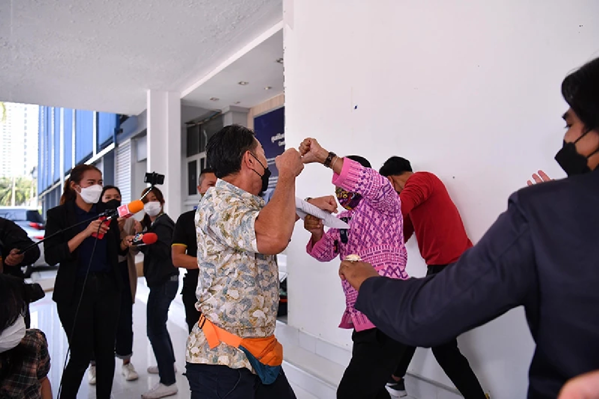 ชายต่อยศรีสุวรรณ