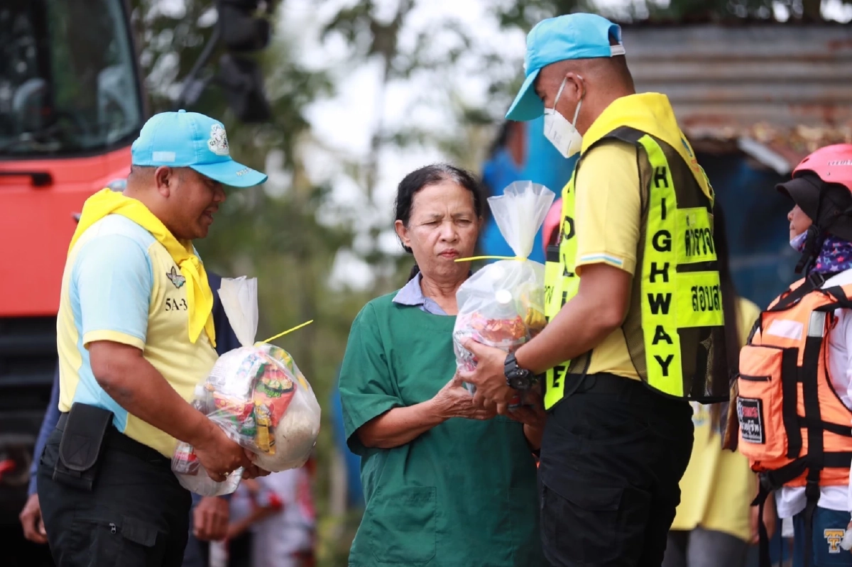 "ตำรวจทางหลวง" จับมือ "จิตอาสา" ช่วยเหลือผู้ประสบภัยน้ำท่วม