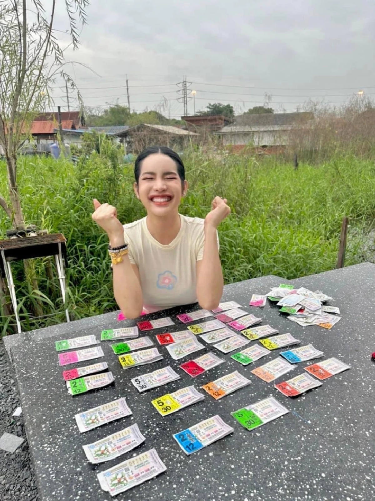 "นารา เครปกะเทย" ถูกลอตเตอรี่ ชุดใหญ่ 200 กว่าใบ หลังเจอ มรสุมข่าวหนัก 