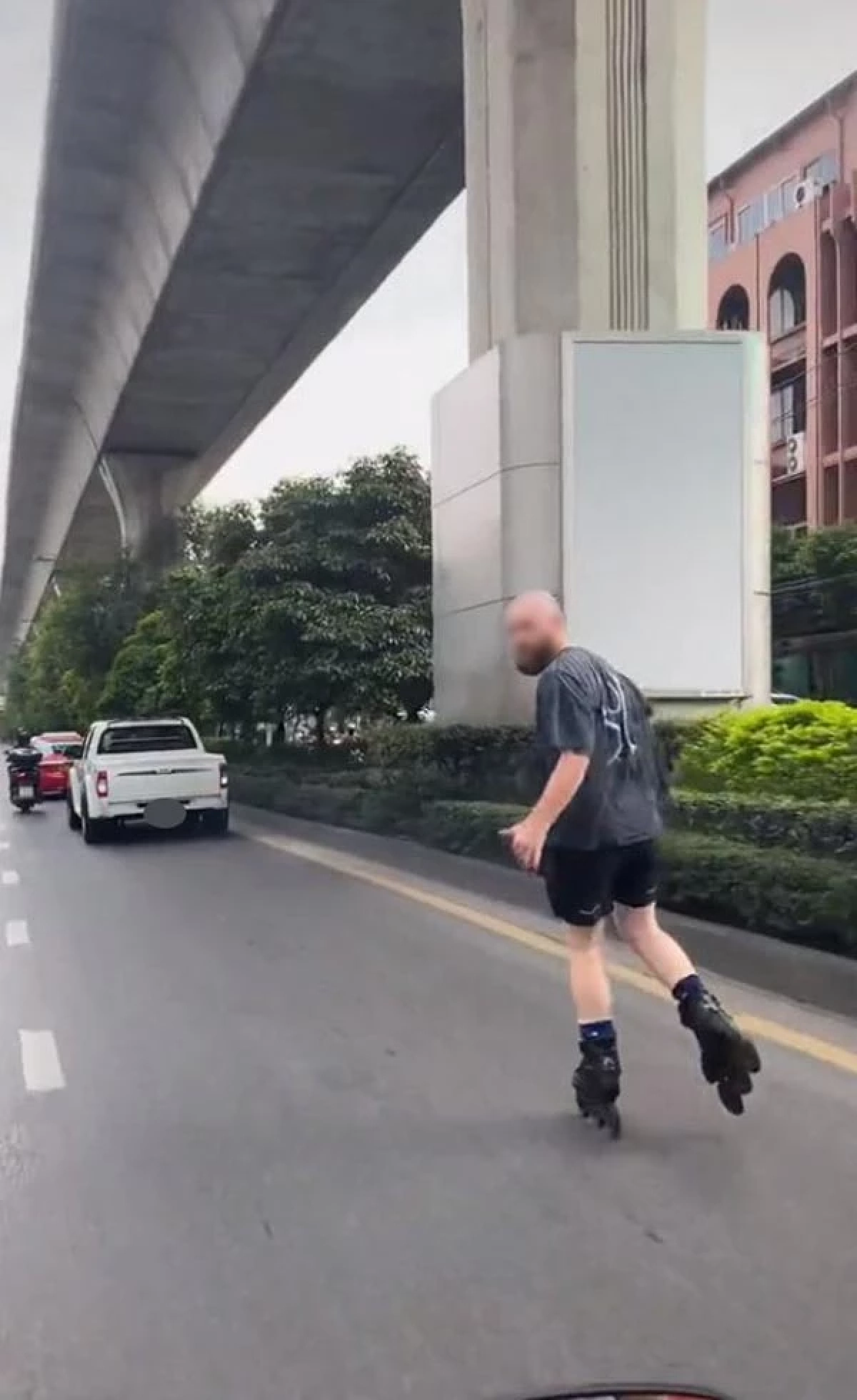 อย่างตึง "ฝรั่ง" เล่นโรลเลอร์เบลดบนถนนไทย ชาวเน็ตแห่เตือน สู่ขิตหลายคนแล้ว