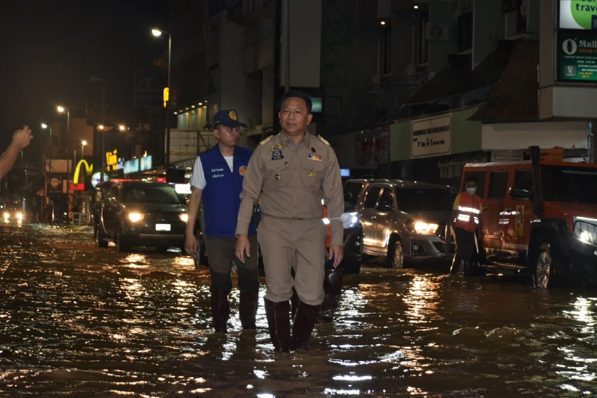 ระทึก!!!กลางดึก นอนอยู่ดีๆ "น้ำป่าไหลหลาก"เข้าท่วมห้องพักในรีสอร์ท