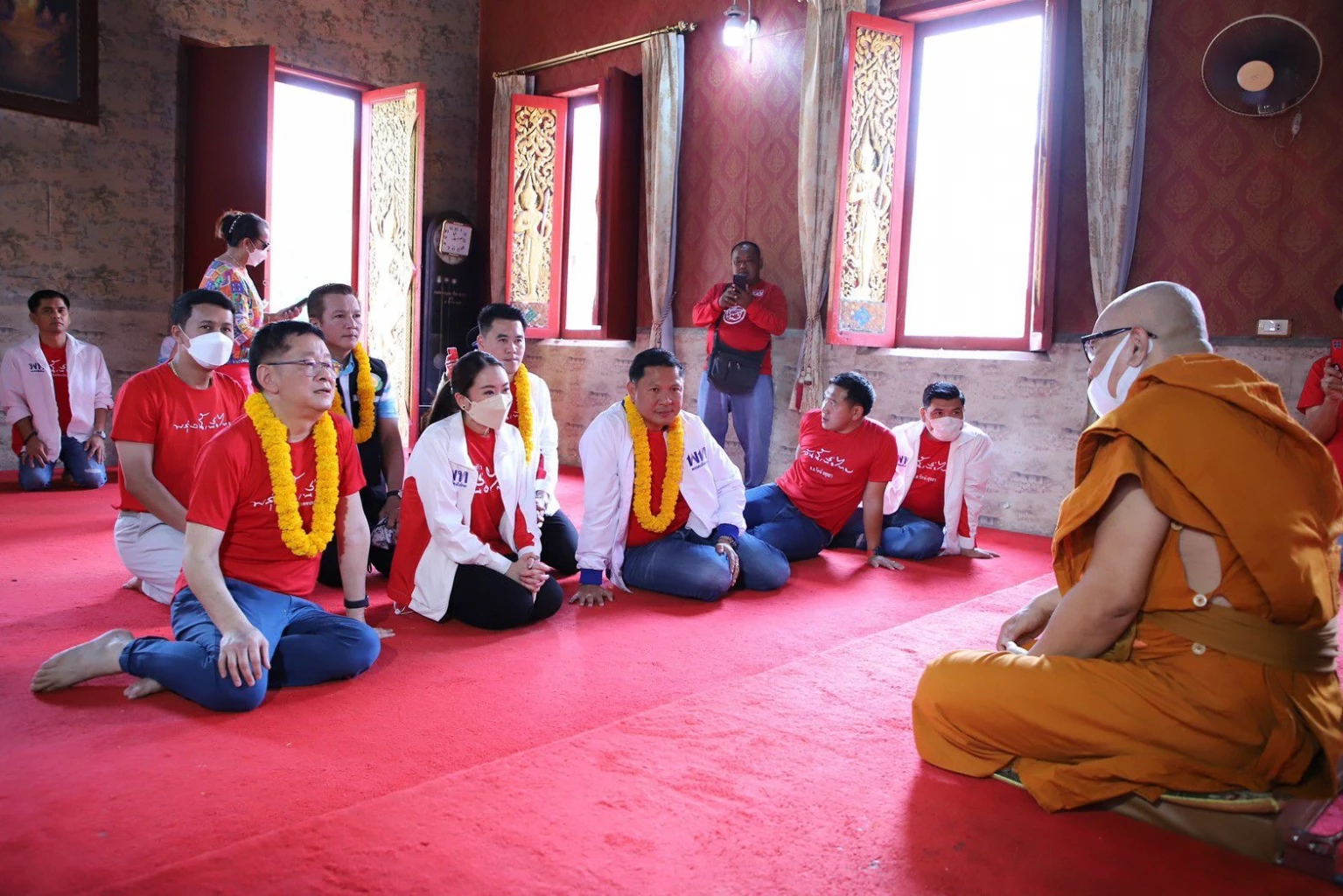 “อุ๊งอิ๊ง” ให้กำลังใจชาว “อยุธยา” หลังน้ำท่วมนาน 3 เดือน