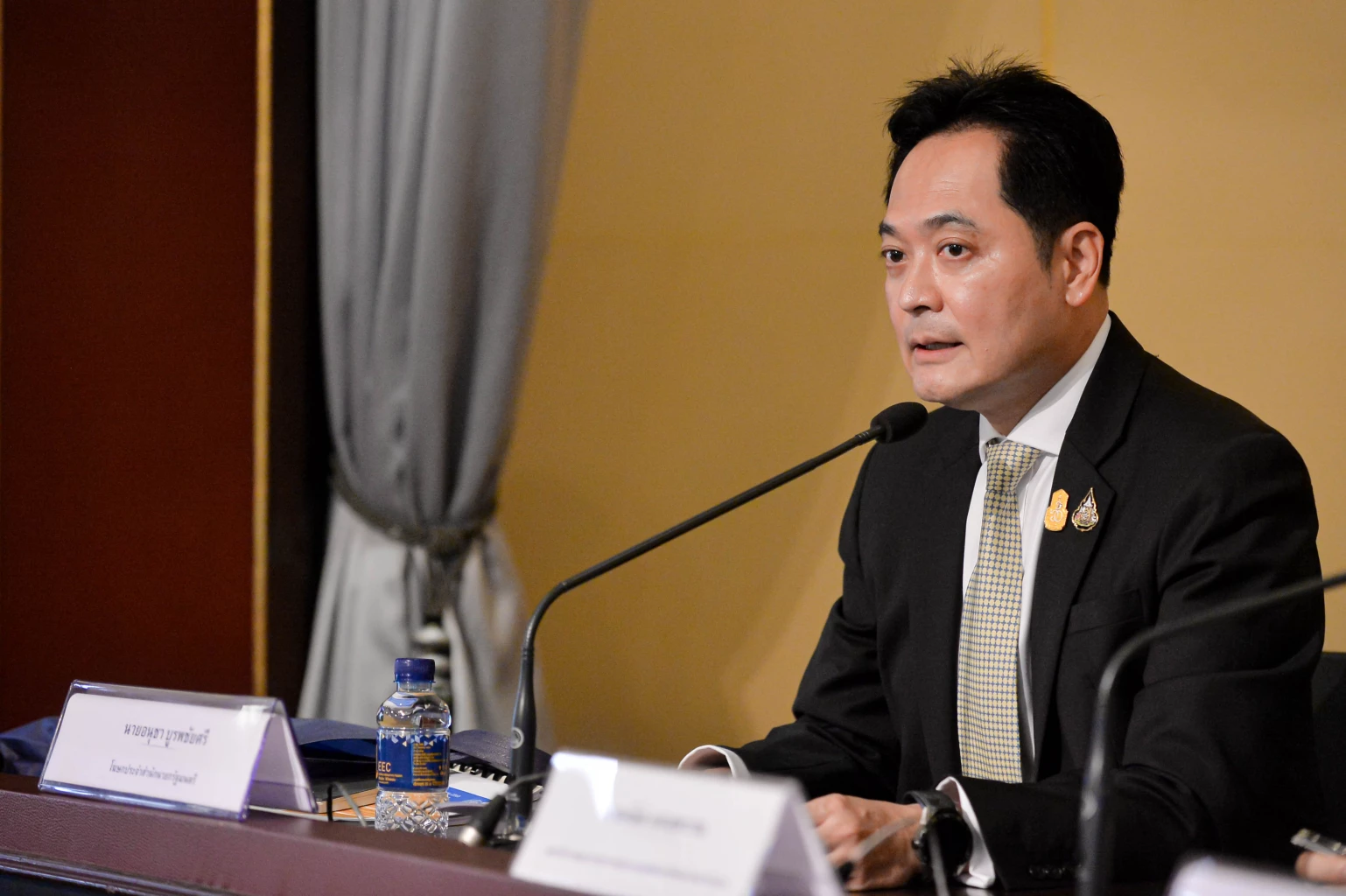 นายอนุชา บูรพชัยศรี