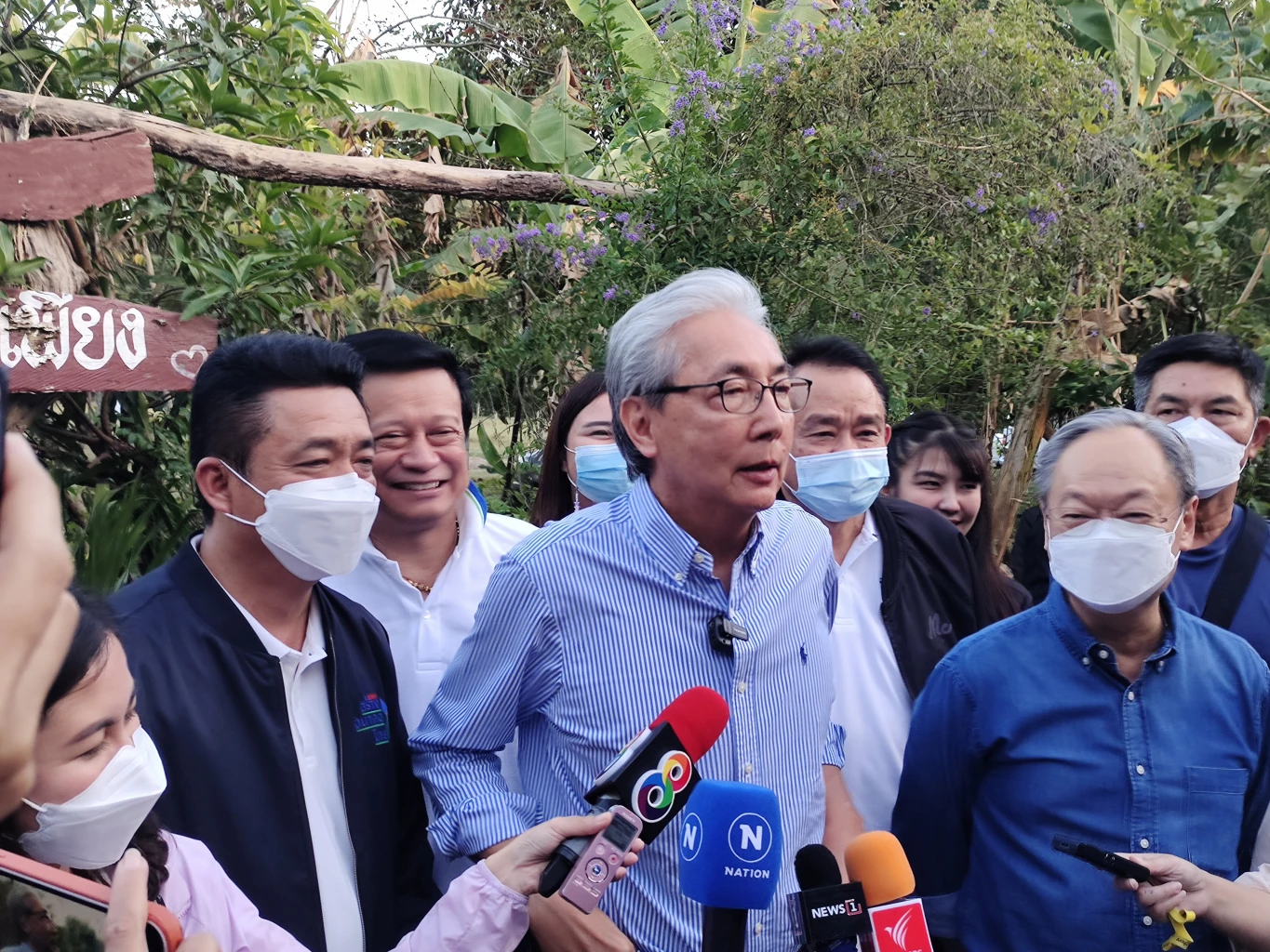 นายสมคิด จาตุศรีพิทักษ์ พร้อมด้วยผู้บริหารพรรคสร้างอนาคตไทย