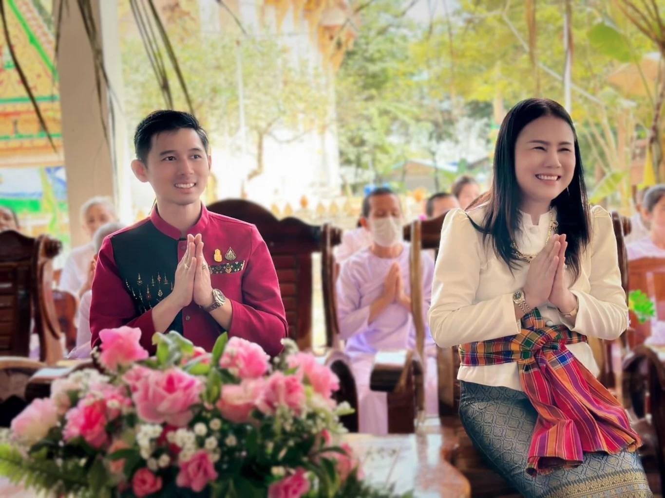 จุรีพร พาลูกชาย ออกพบชาวบ้านในเขต 5 ร้อยเอ็ด