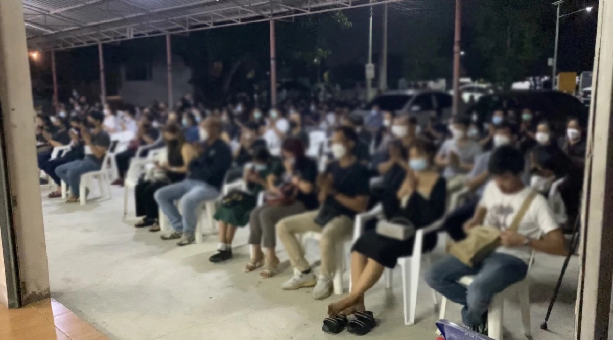 ตำรวจสายตรวจ ดูแลความเรียนร้อยในศพเด็กชายวัย 13 คืนสุดท้าย