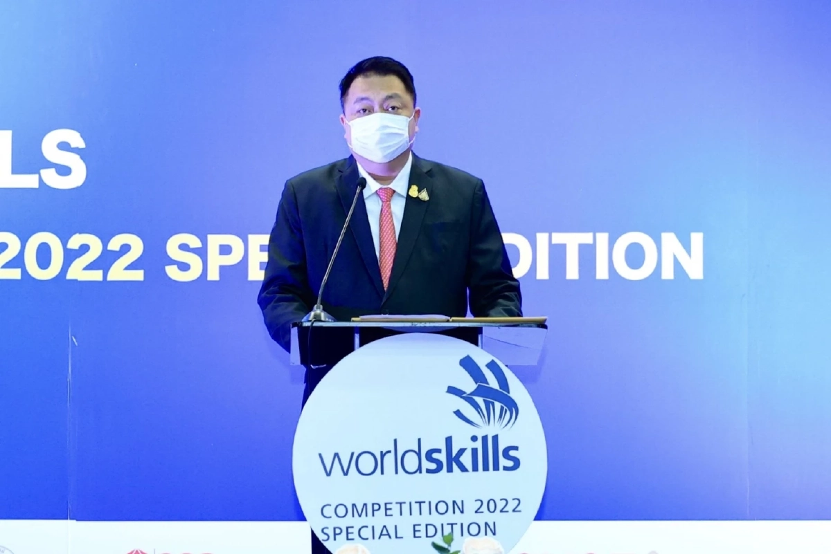 นายสุชาติ ชมกลิ่น รัฐมนตรีว่าการกระทรวงแรงงาน 