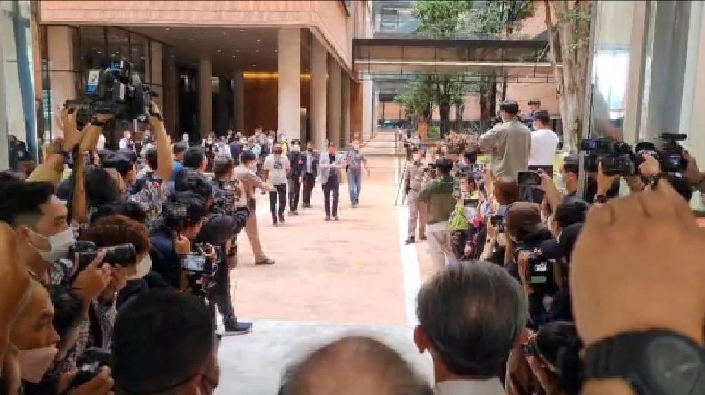 2 ฝ่าย เผชิญหน้ากัน