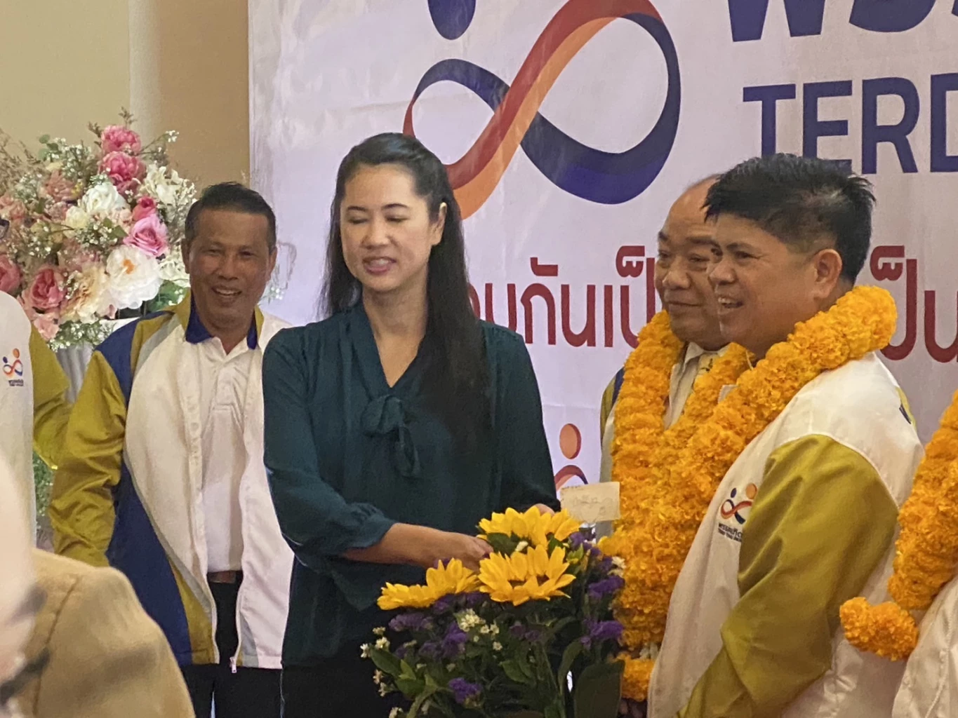 เอ๋ ปารีณา ร่วมแสดงความยินดี 