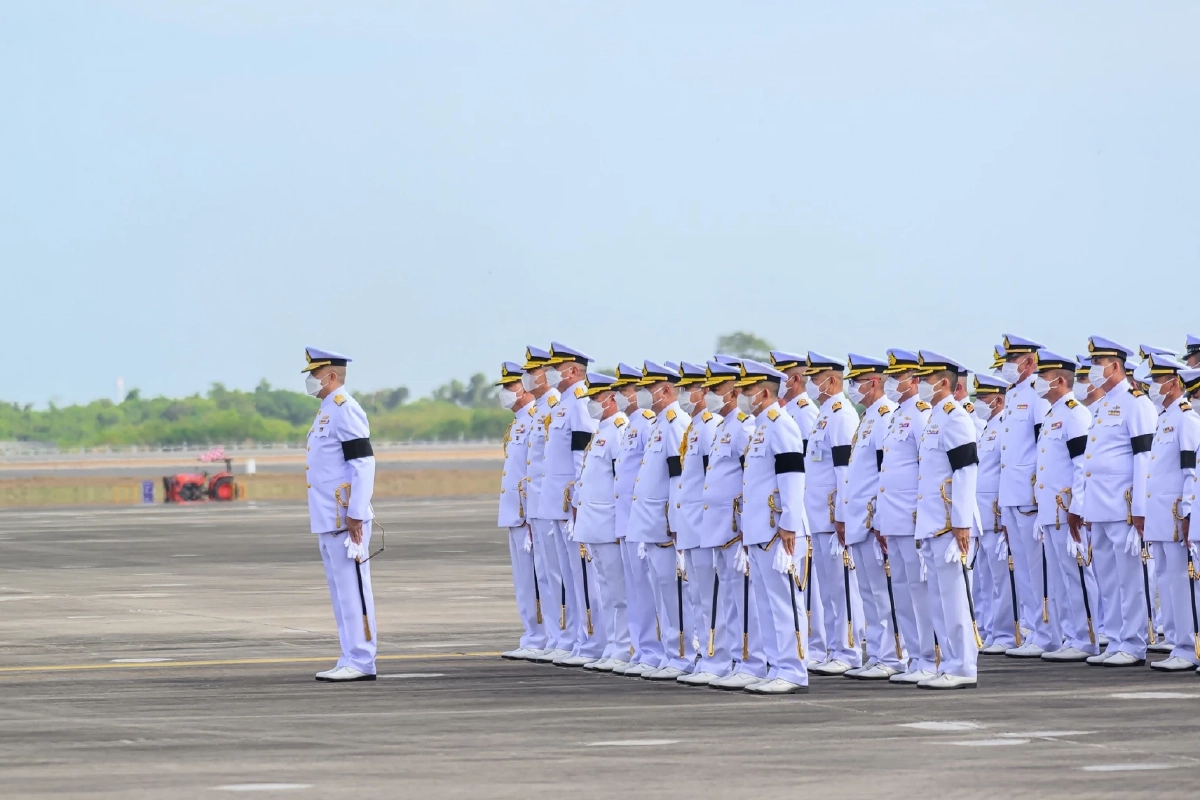 พลเรือเอก สุวิน แจ้งยอดสุข  ผู้ช่วยผู้บัญชาการทหารเรือ ร่วมรับศพกำลังพล เรือหลวงสุโขทัย