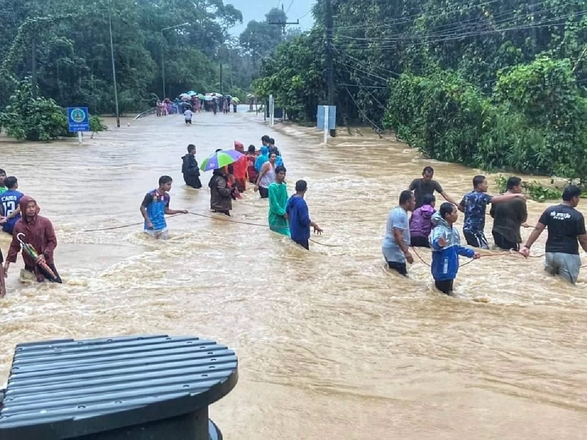 จนท.และชาวบ้านให้การช่วยเหลือรถถูกน้ำป่าซัด