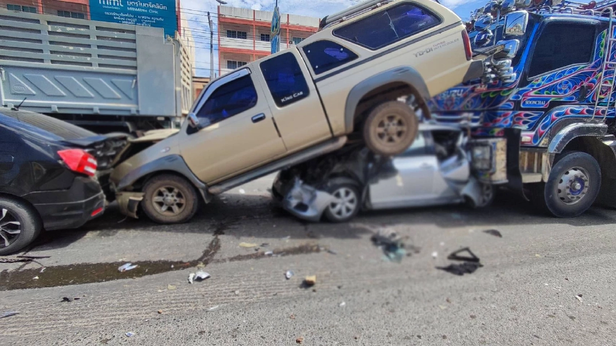 รถพ่วง กลับจากลงดิน มุ่งหน้าอยุธยา "เบรกแตก" พุ่งชนรถติดไฟแดง พังยับ 5 คันรวด 