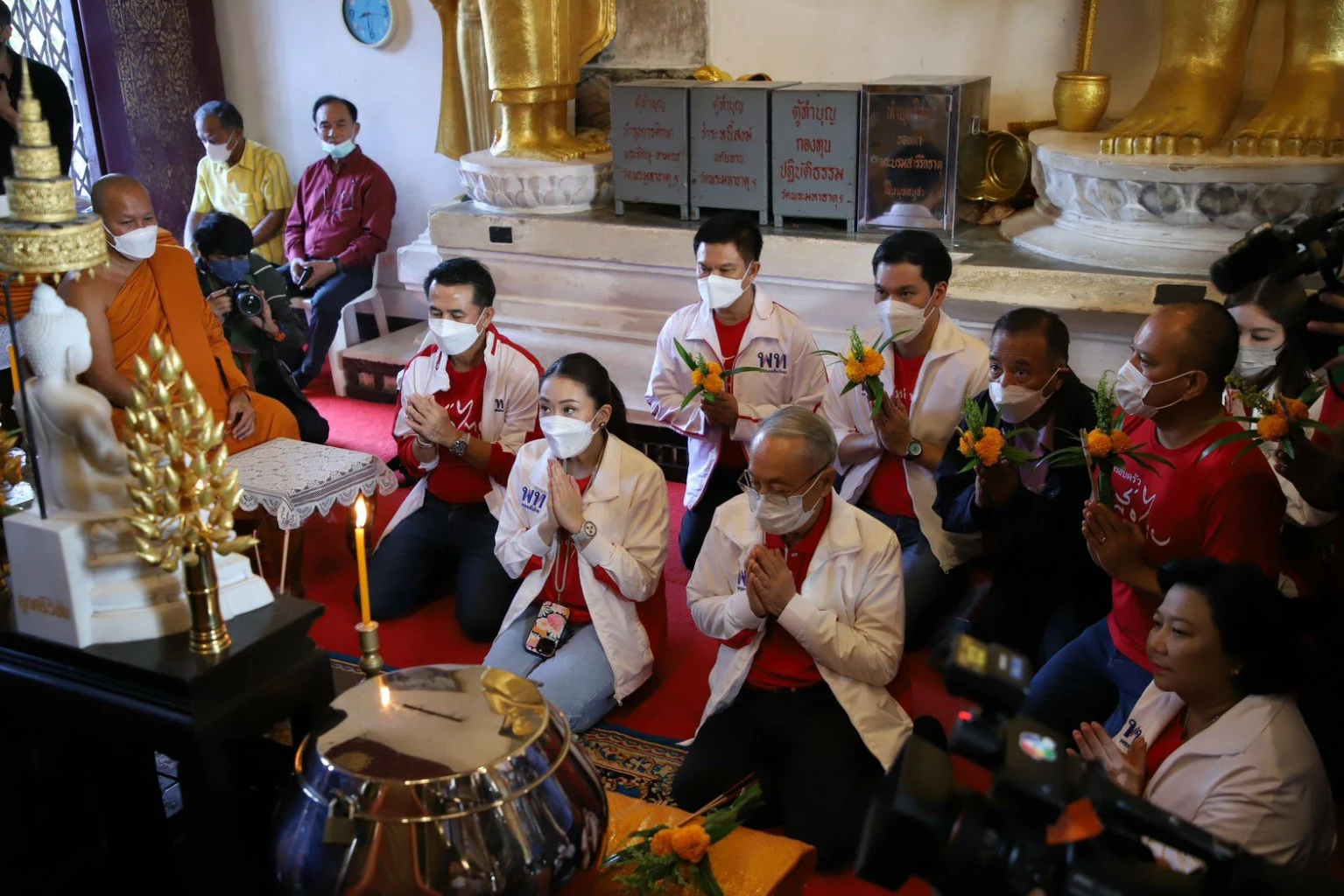 กราบสักการะพระบรมสารีริกธาตุ วัดพระมหาธาตุวรมหาวิหาร