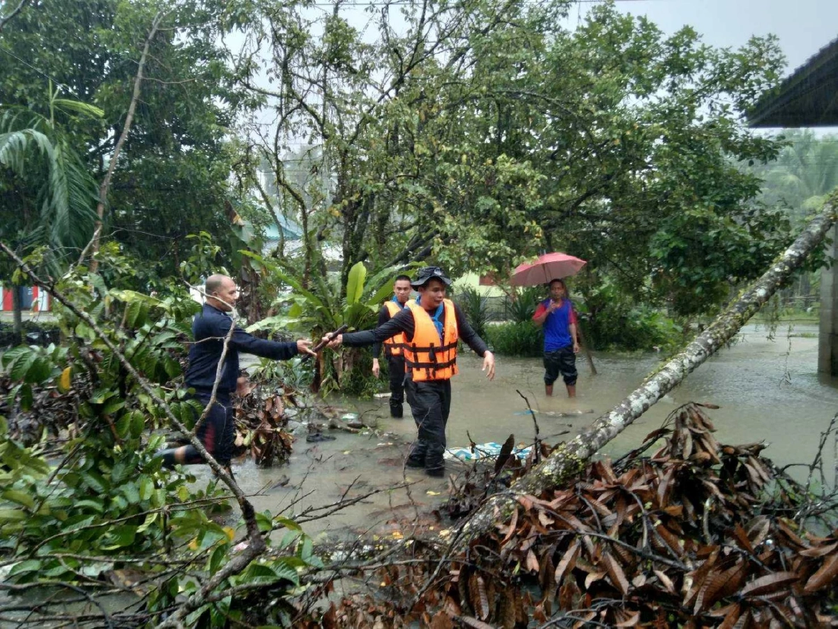 ทหาร กองร้อย ทพ.4511 เข้าช่วยเหลือชาวบ้านที่ได้รับผลกระทบจากฝนตก น้ำท่วม 