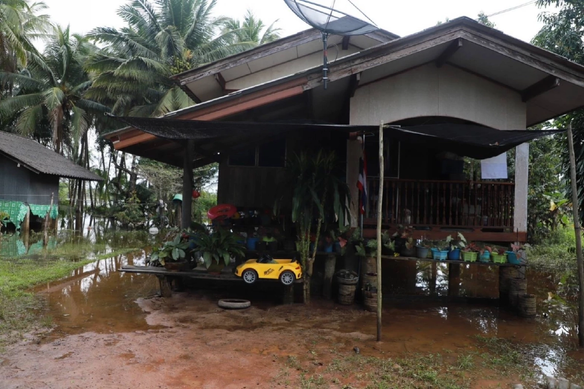 องคมนตรี เชิญถุงพระราชทาน และพระราชกระแสทรงห่วงใย ผู้ประสบอุทกภัย นราธิวาส
