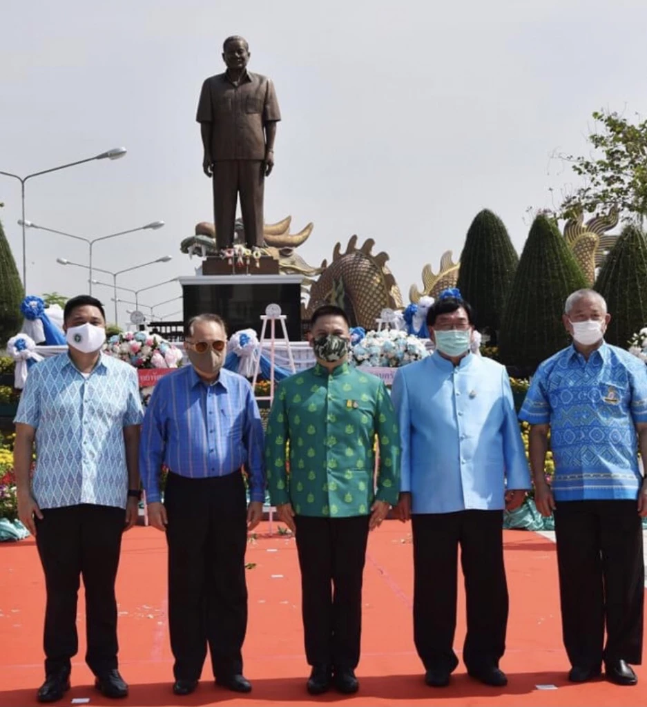   5 บ้านใหญ่ สุพรรณบุรี สาบานต่อหน้ารูปปั้นบรรหาร จะรักษาป้อมค่าย 5 เขตไว้ให้
