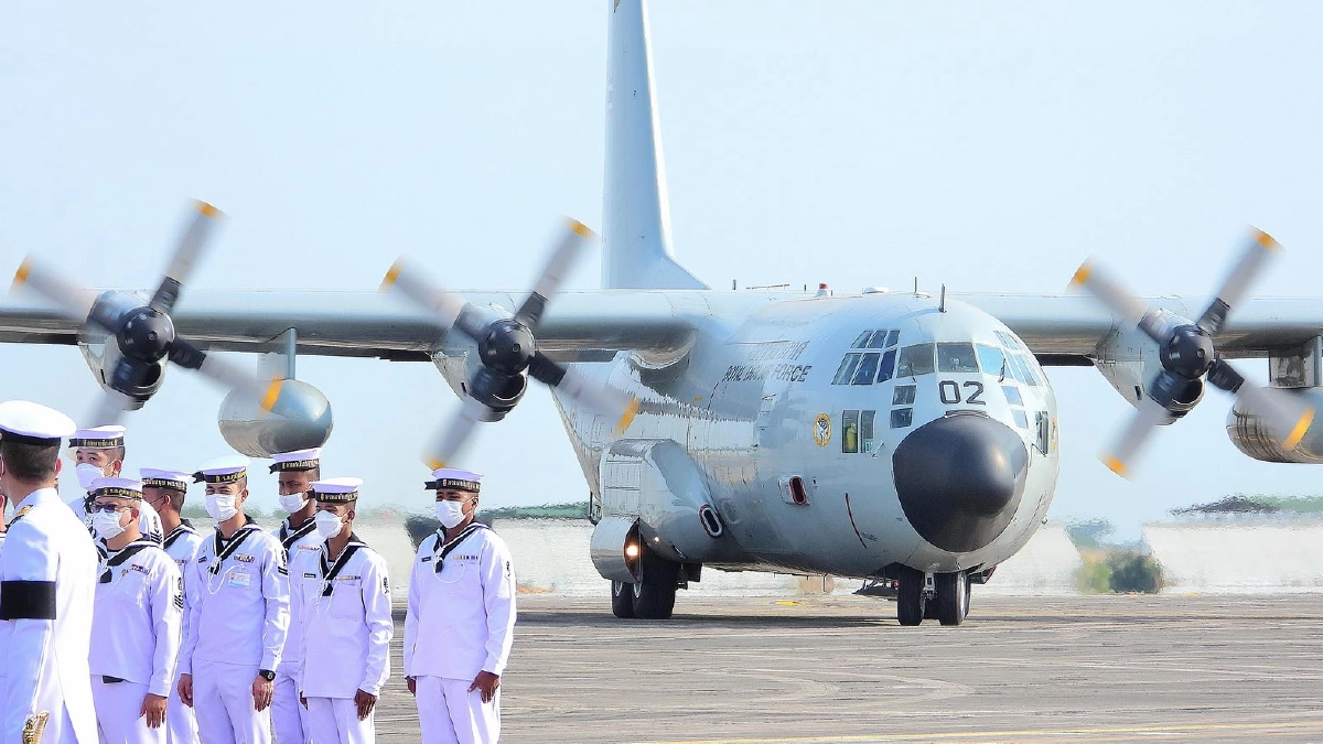 กองทัพเรือ ลำเลียง 6 กำลังพล "เรือหลวงสุโขทัย" ประกอบพิธีสมเกียรติทหารกล้า