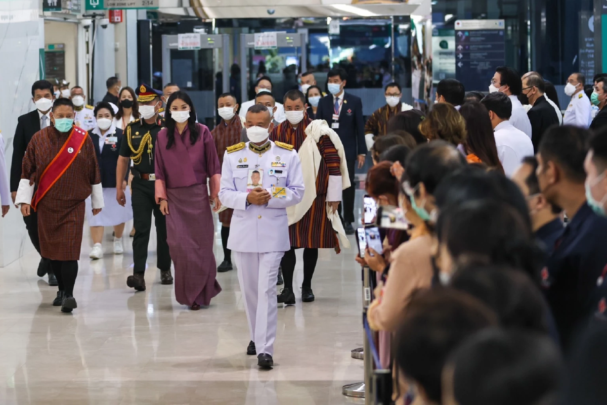 สมเด็จพระราชินีแห่งภูฏาน พระราชทานแจกันดอกไม้เยี่ยม เจ้าฟ้าพัชรกิติยาภาฯ