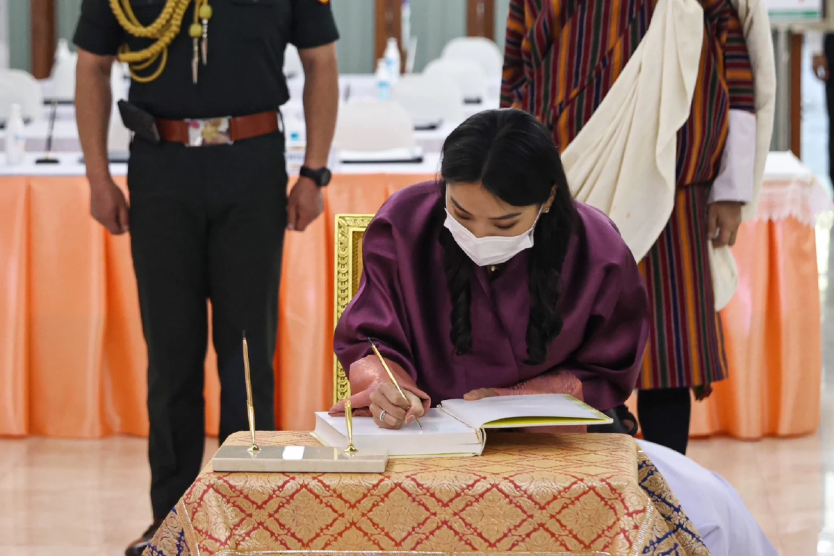 สมเด็จพระราชินีแห่งภูฏาน พระราชทานแจกันดอกไม้เยี่ยม เจ้าฟ้าพัชรกิติยาภาฯ