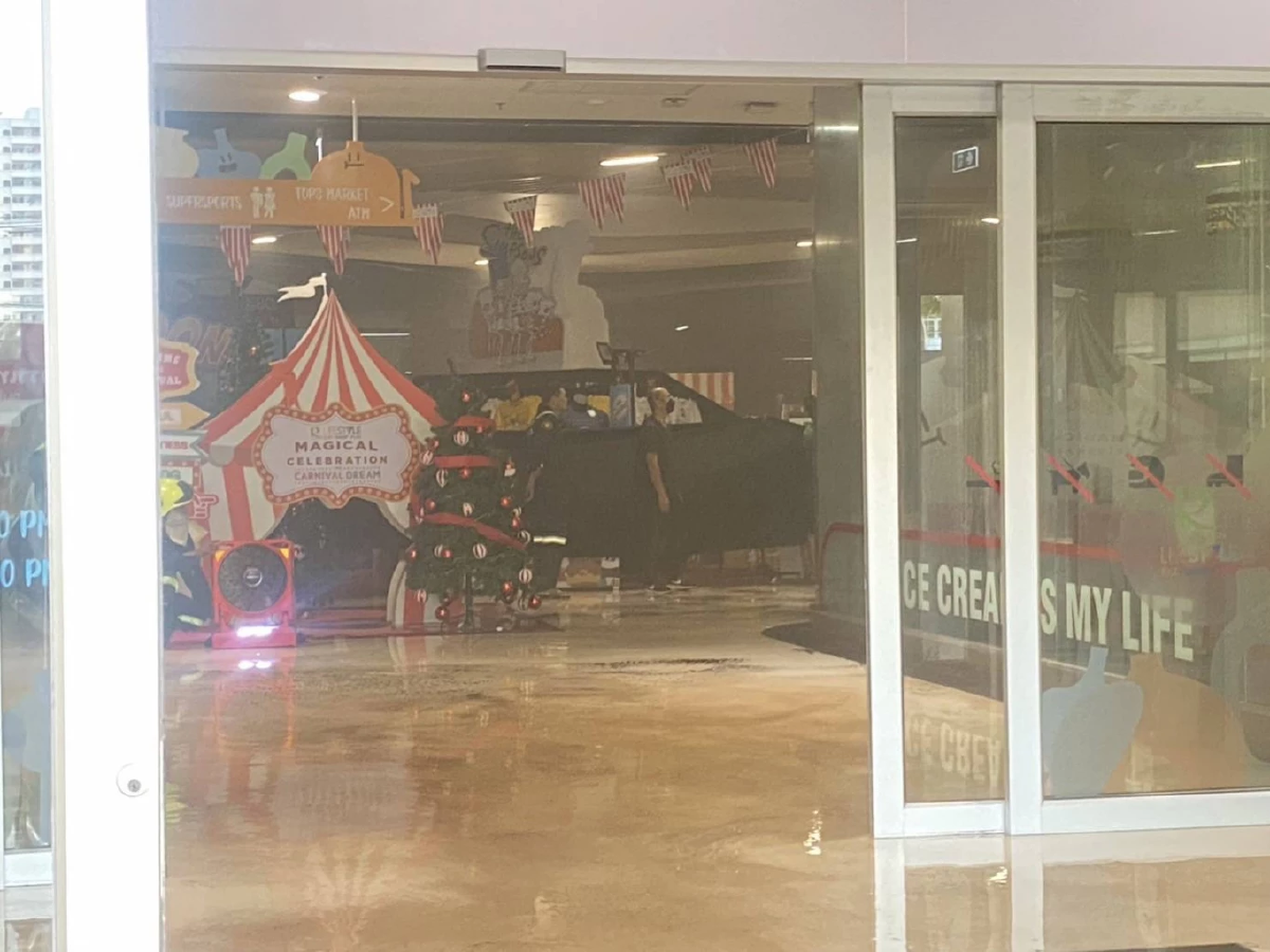 ระทึก ไฟไหม้ร้านไอศครีมสเวนเซ่นส์ ในโรบินสันศรีสมาน