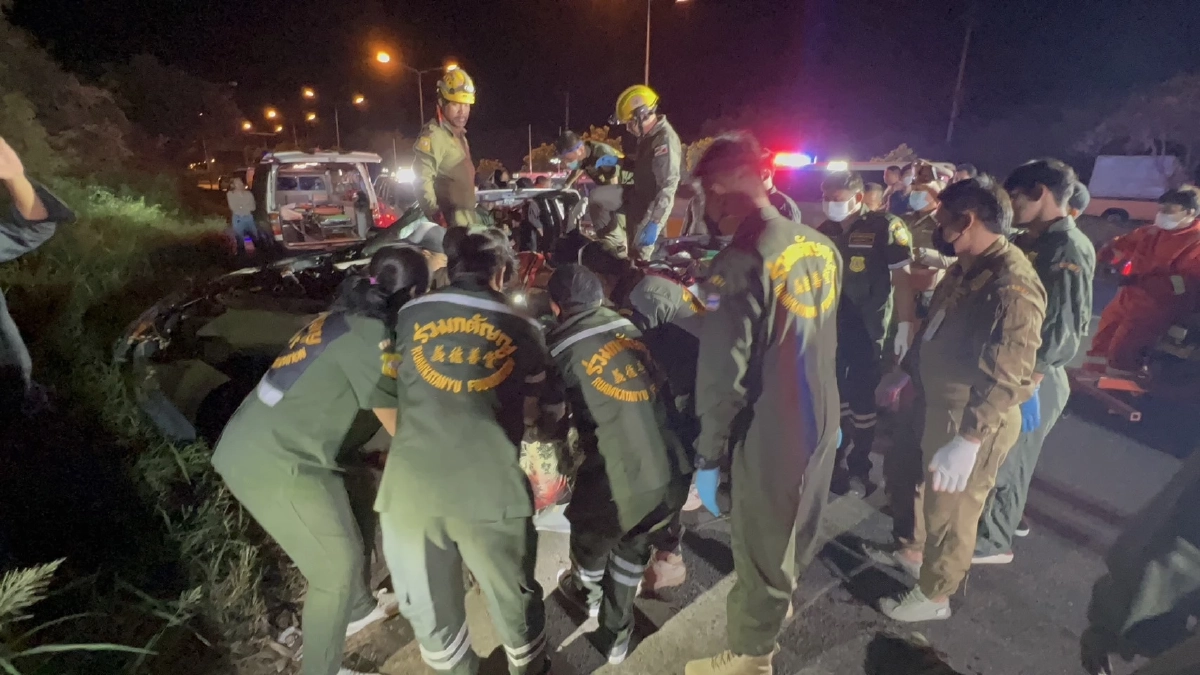 บรรทุก 10 ล้อ "กลับรถตัดหน้า" กระบะ เบรกไม่ทันพุ่งเสยก่อนชนต้นไม้ดับ 4 สาหัส 3