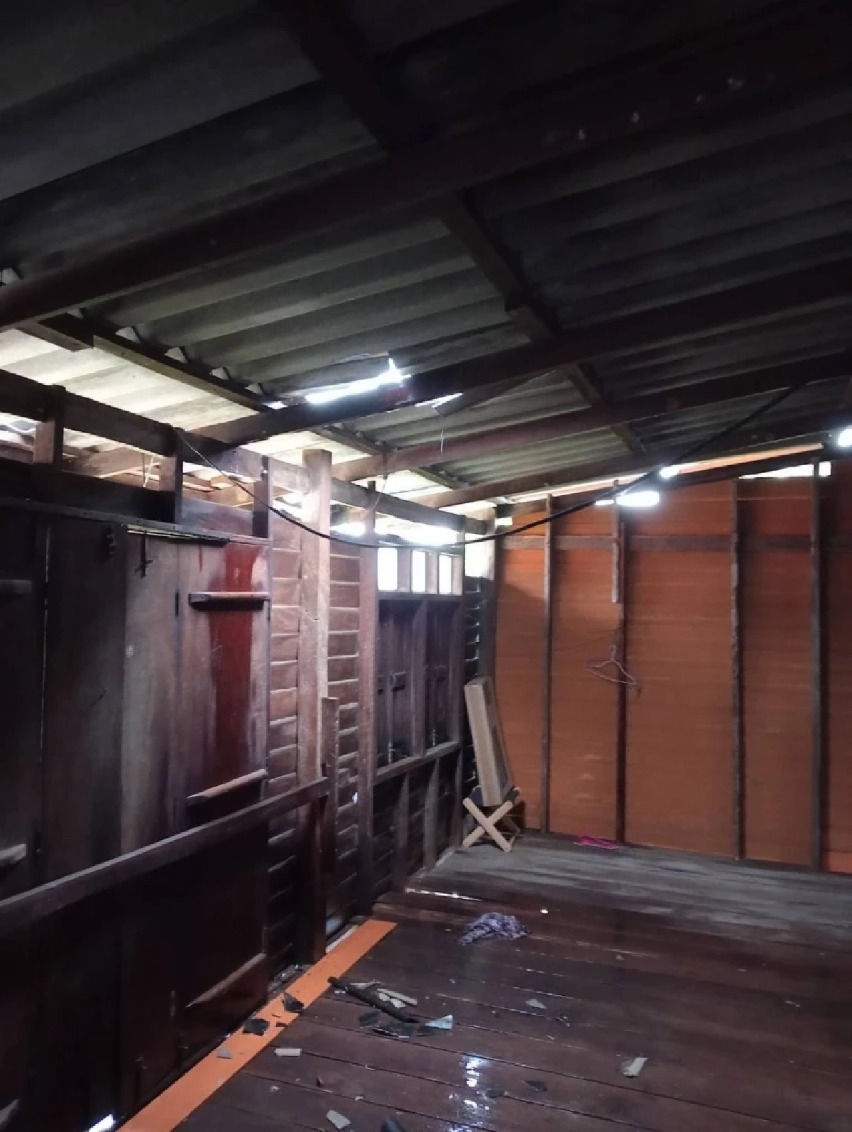 เกิดลมพัดแรง พัดบ้านเรือนปชช. อ.หัวไทร  ได้รับความเสียหาย 