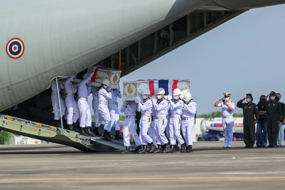 ลำเลียงร่างกำลังพล เรือหลวงสุโขทัย 10 นาย ถึงสนามบินอู่ตะเภา