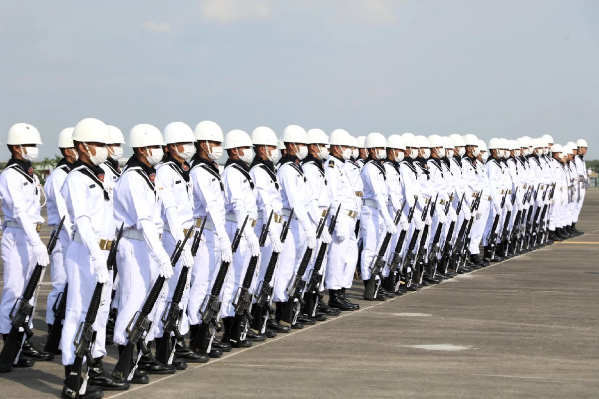 กองทัพเรือ ลำเลียง 6 กำลังพล "เรือหลวงสุโขทัย" ประกอบพิธีสมเกียรติทหารกล้า