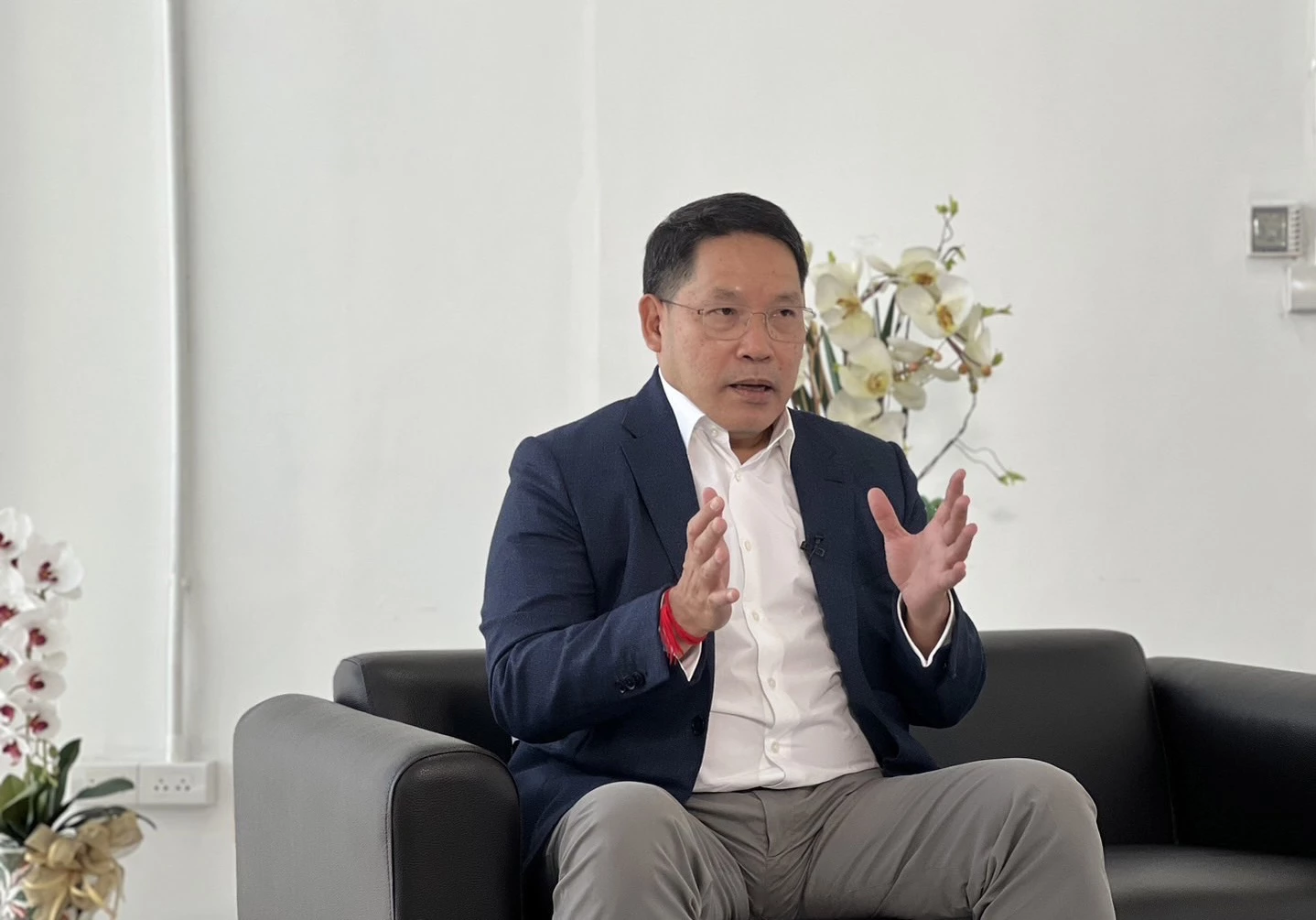 นายอุตตม สาวนายน หัวหน้าพรรคสร้างอนาคตไทย