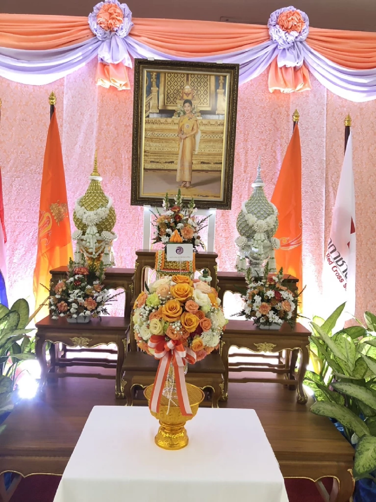 พระเจ้าวรวงศ์เธอ พระองค์เจ้าอทิตยาทรกิติคุณ โปรดให้เชิญแจกันดอกไม้ มาถวายที่หน้าพระรูป พระองค์ภา