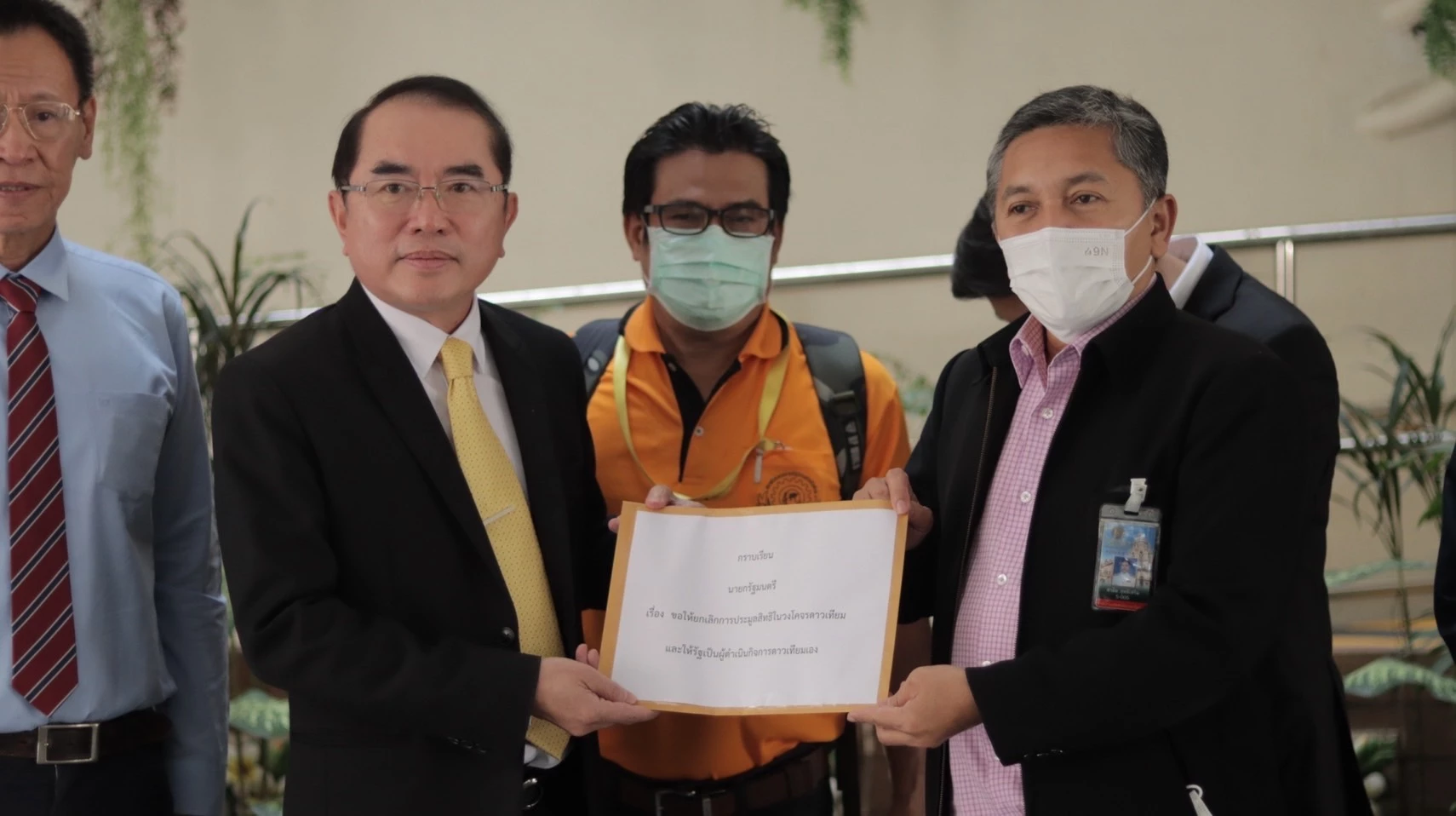 ยื่นเรียกร้องหยุดประมูลดาวเทียม