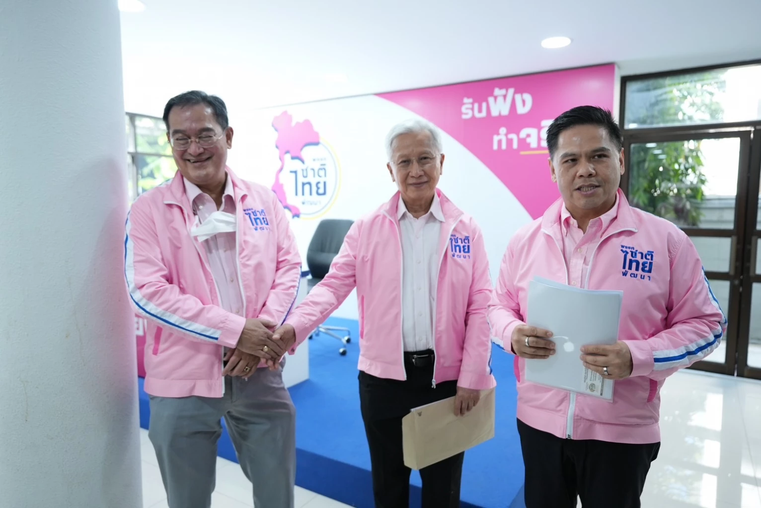 นายกนก วงษ์ตระหง่าน สมัครสมาชิกพรรคชาติไทยพัฒนา