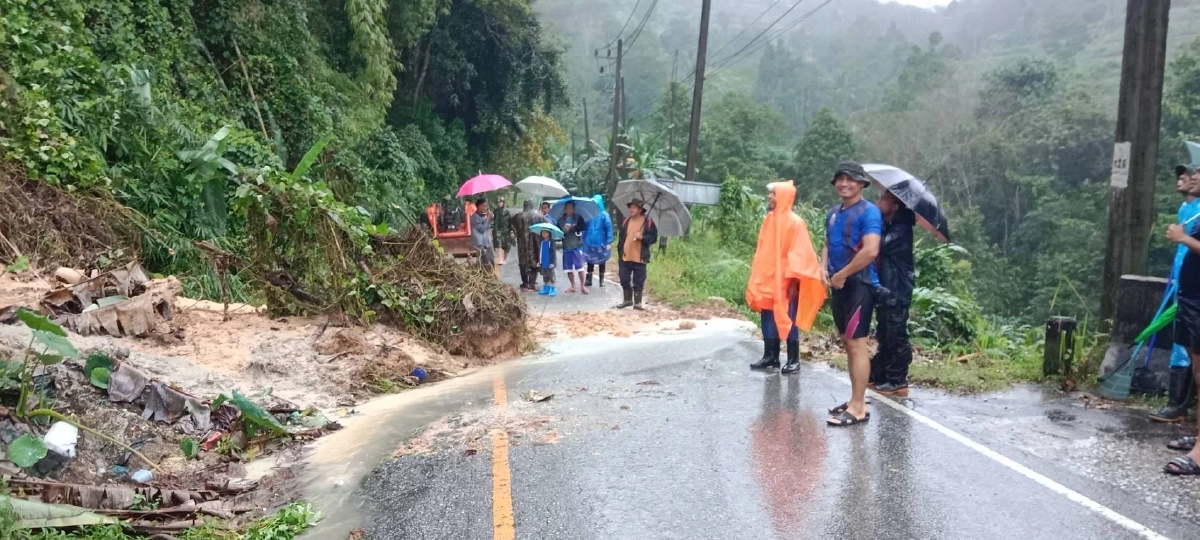 ดินสไลด์ทับเส้นทางถนนในหมู่บ้านสายบ้านภักดี-เขื่อนบางลาง