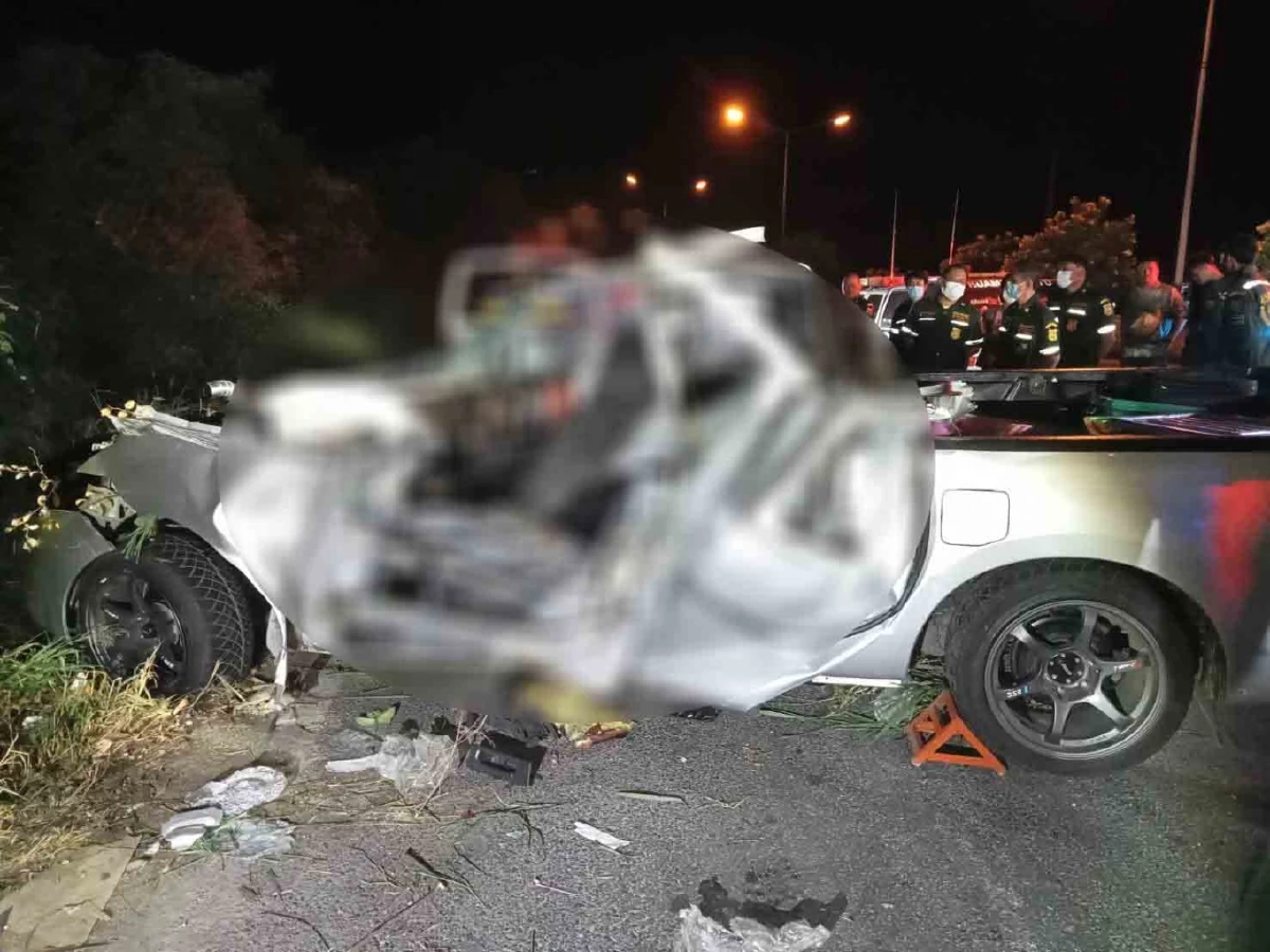 บรรทุก 10 ล้อ "กลับรถตัดหน้า" กระบะ เบรกไม่ทันพุ่งเสยก่อนชนต้นไม้ดับ 4 สาหัส 3