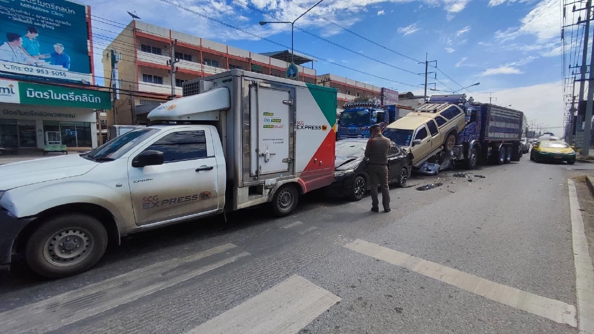 รถพ่วง กลับจากลงดิน มุ่งหน้าอยุธยา "เบรกแตก" พุ่งชนรถติดไฟแดง พังยับ 5 คันรวด 