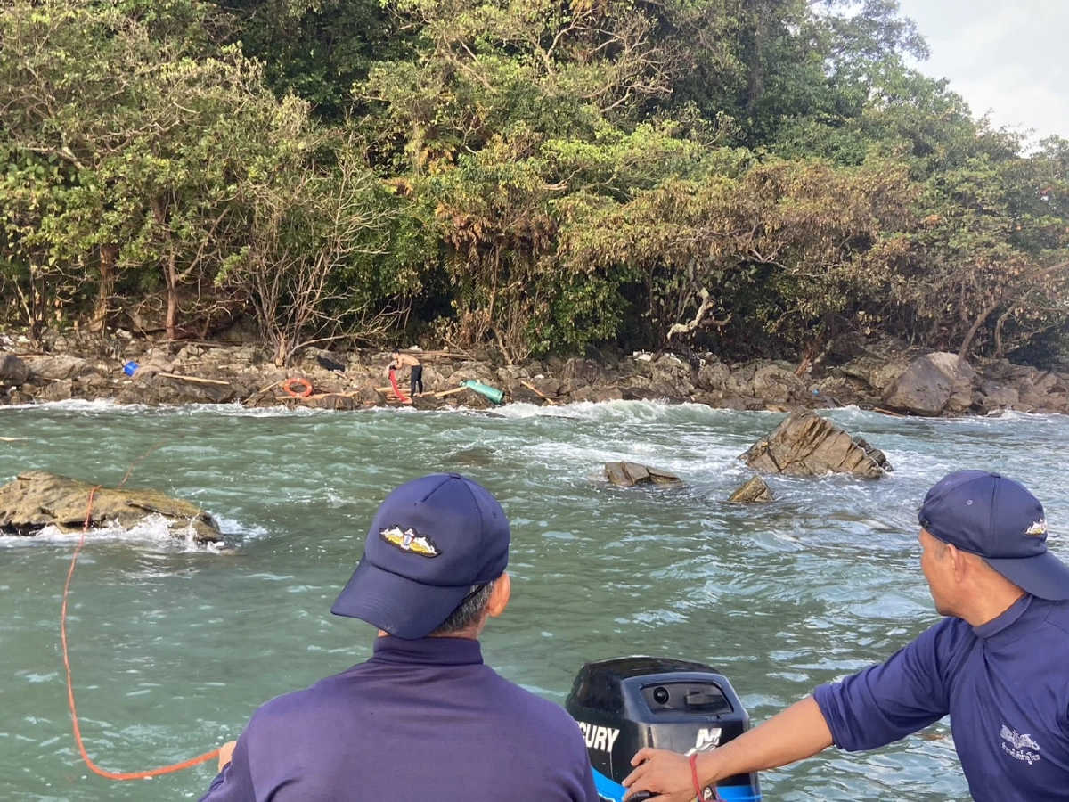 เสื้อชูชีพ กระเป๋า ของกำลังพลเรือหลวงสุโขทัย ถูกคลื่นซัดขึ้นเกาะแห่งหนึ่ง