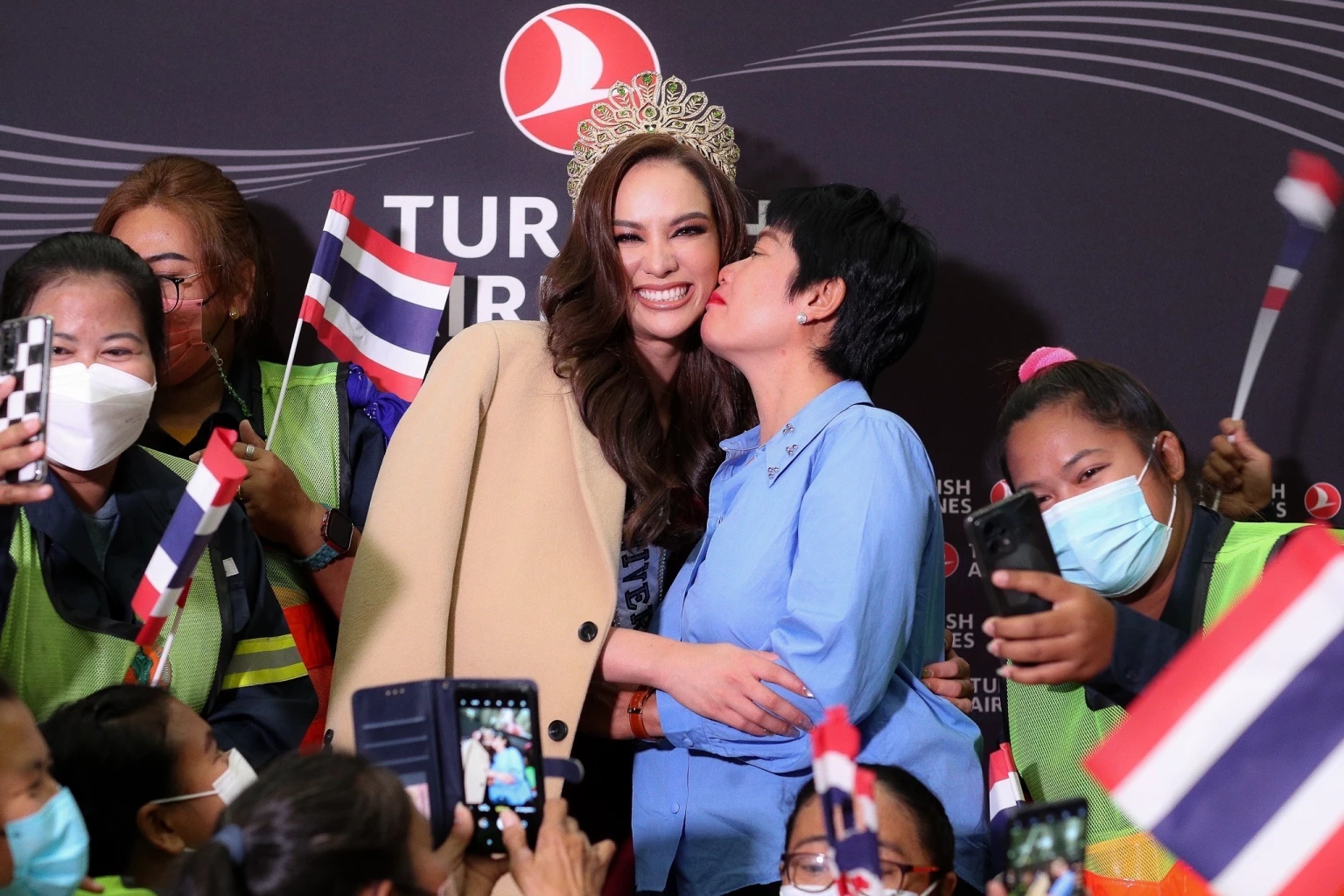 To send "Anna Tiger" Grab the crown of MISS UNIVERSE 2022, Bangkok employees dressed in full uniform to encourage 