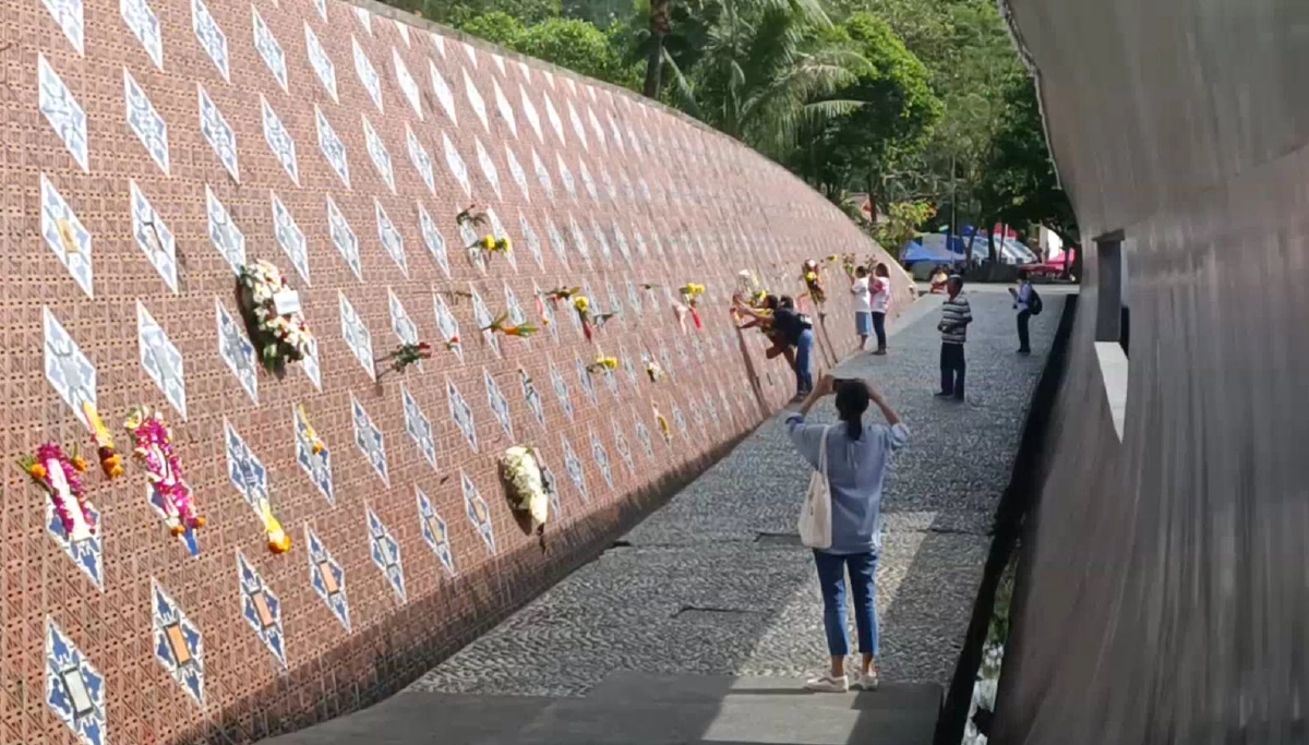 ญาตินำดอกไม้ไปวางยังกำแพงอนุสรณ์สถานรำลึกเหตุการณ์สึนามิครบ 18 ปี 