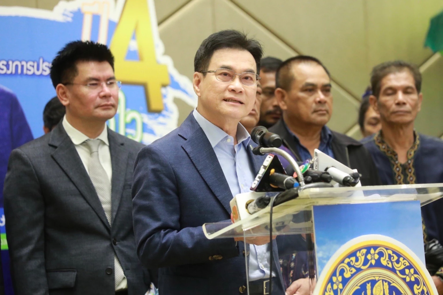 นายจุรินทร์ ลักษณวิศิษฏ์ รองนายกรัฐมนตรีและรัฐมนตรีว่าการกระทรวงพาณิชย์ 