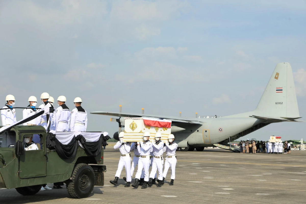 กองทัพเรือ ลำเลียง 6 กำลังพล "เรือหลวงสุโขทัย" ประกอบพิธีสมเกียรติทหารกล้า