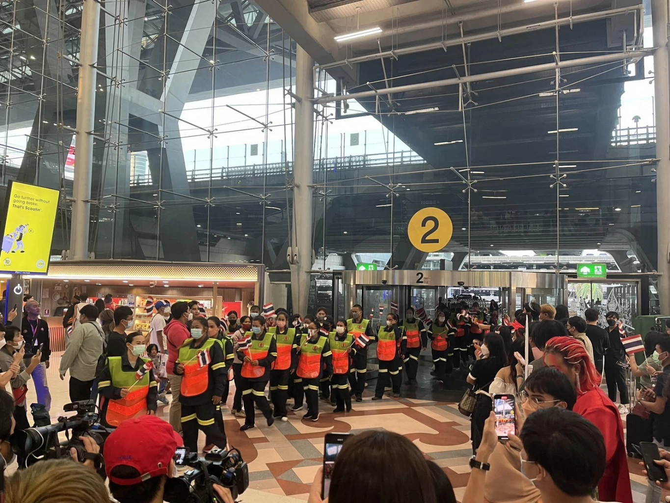 To send "Anna Tiger" Grab the crown of MISS UNIVERSE 2022, Bangkok employees dressed in full uniform to encourage 