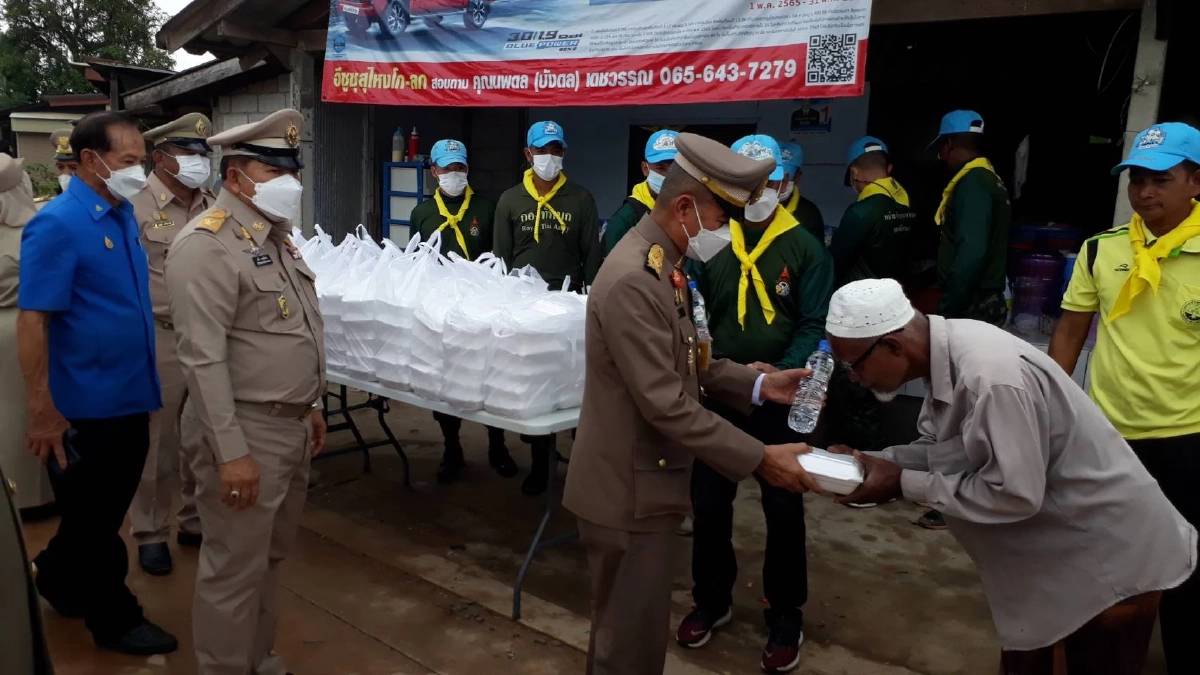 องคมนตรี เชิญถุงพระราชทาน และพระราชกระแสทรงห่วงใย ผู้ประสบอุทกภัย นราธิวาส