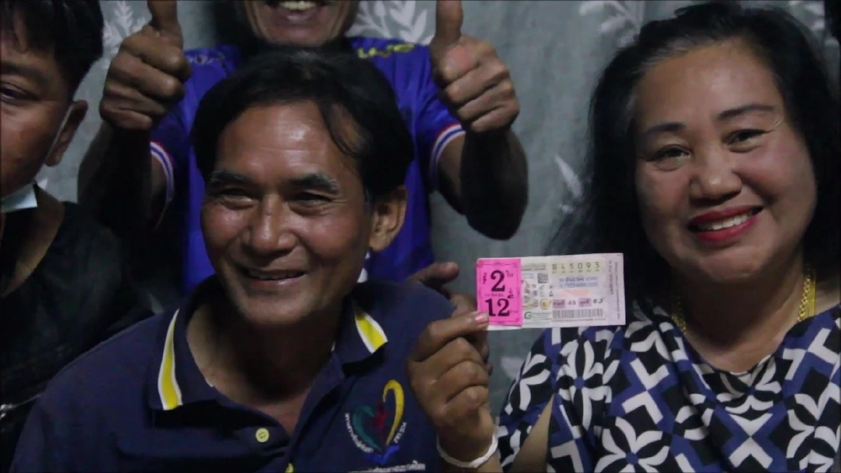 สองสามีภรรยาถูกรางวัลที่ 1